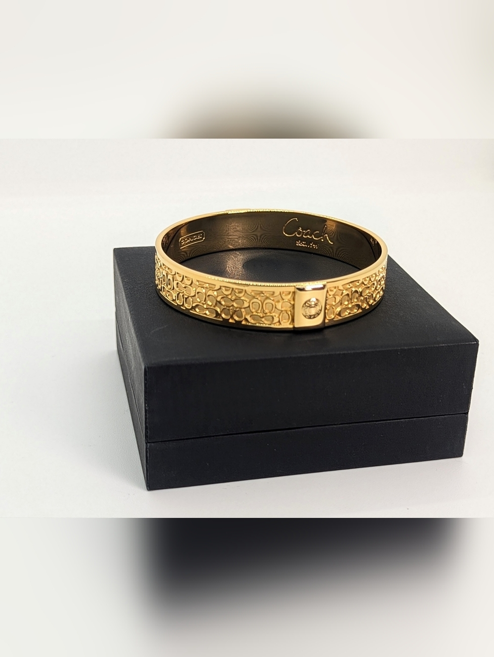 Coach Signature C Wide Bangle Bracelet Gold Tone Continuous Band 43g Pristine - Picture 5 of 6